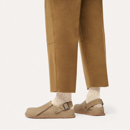 Birkenstock Lutry Premium Oiled Leather - Tabacco Brown - indossati con pantaloni color tabacco