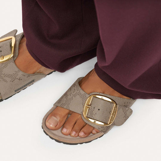 Birkenstock Madrid Big Buckle Synthetics - Python Gray Taupe - dettaglio dei sandali indossati