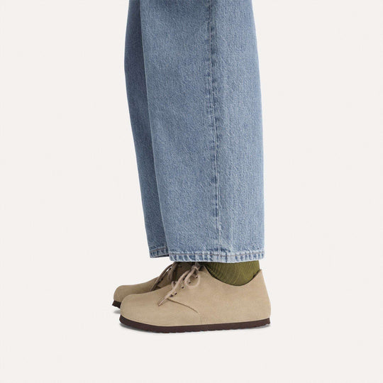 Birkenstock Maine Suede Leather - Taupe - indossate con jeans