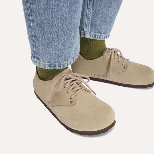 Birkenstock Maine Suede Leather - Taupe - dettaglio delle scarpe indossate