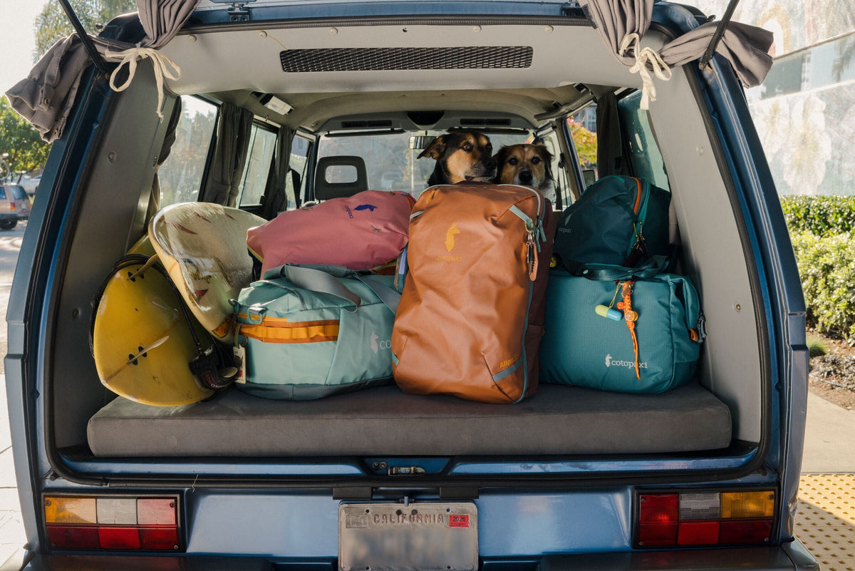 Cotopaxi: zaini e borse colorate pronti per un viaggio outdoor