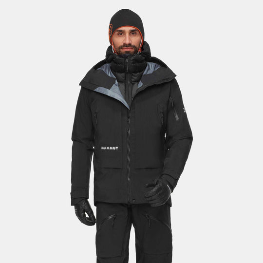 Mammut Eiger Nordwand Pro HS Hooded Jacket Men Black – indossata a strati, vista frontale