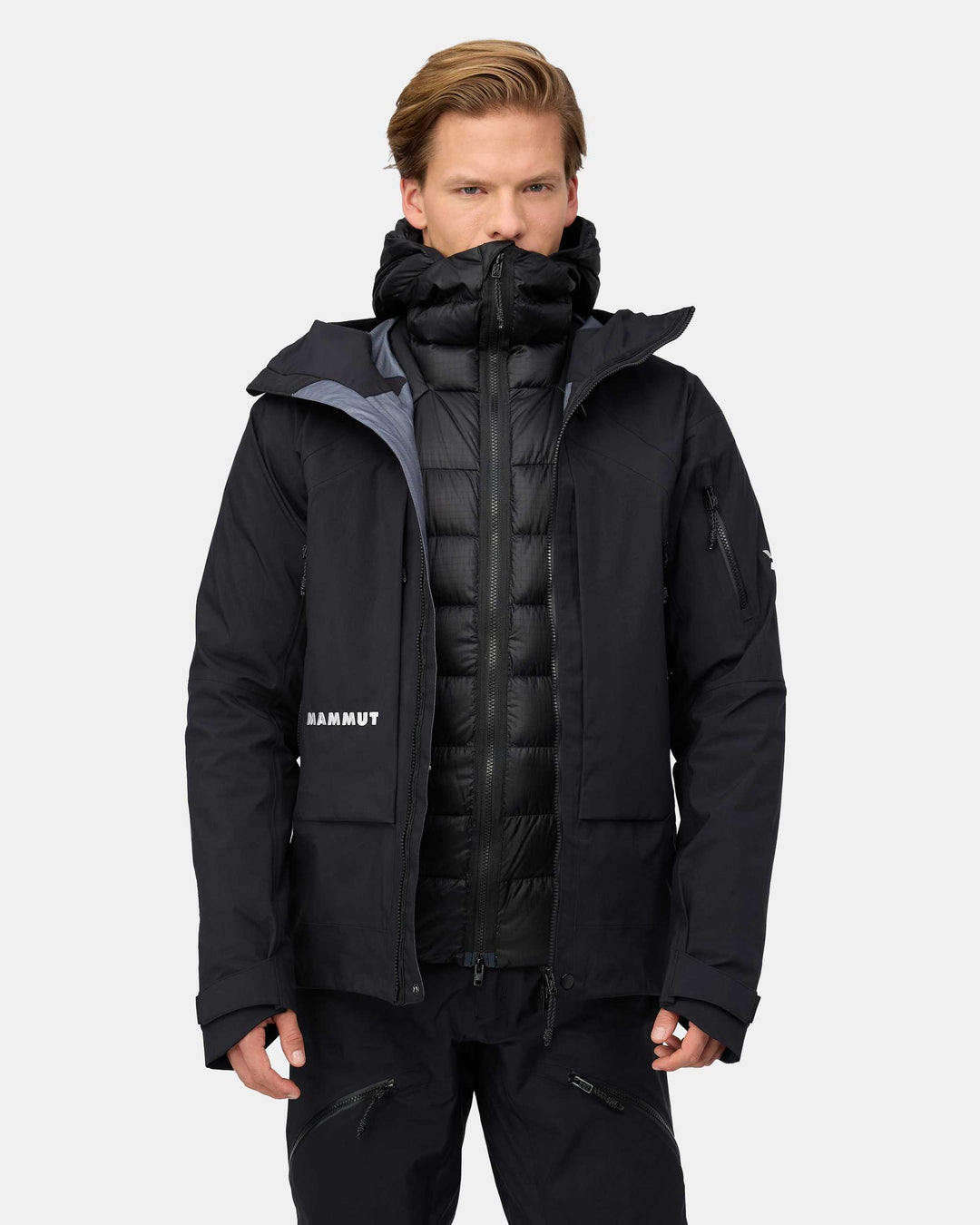 Mammut Eiger Nordwand Pro HS Hooded Jacket Men Black – indossata aperta, vista frontale