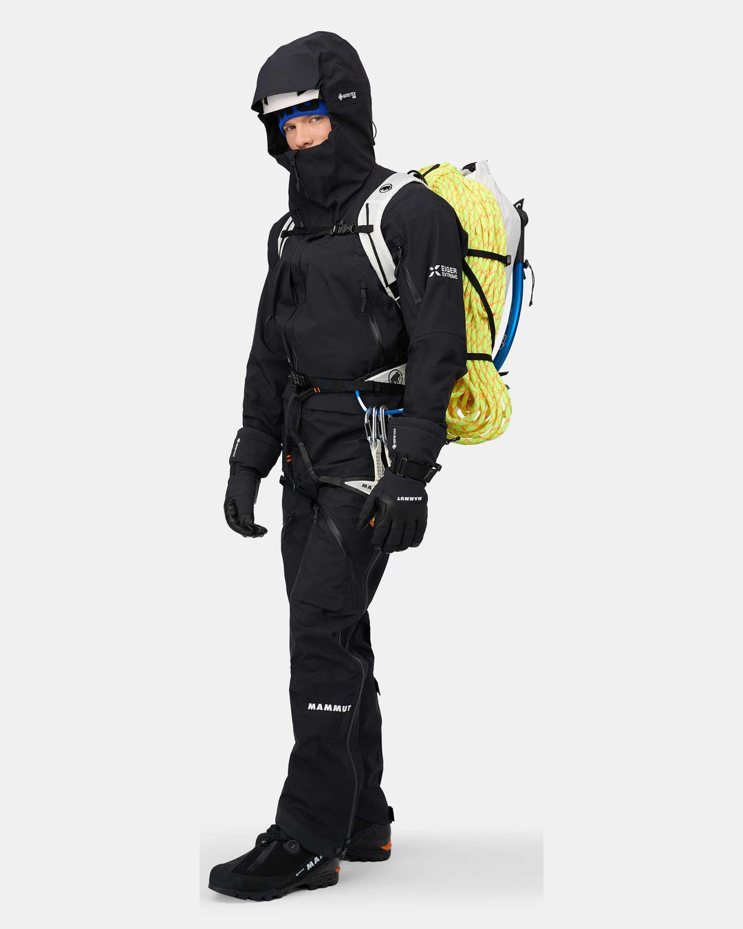 Mammut Eiger Nordwand Pro HS Hooded Jacket Men Black – indossata, figura intera
