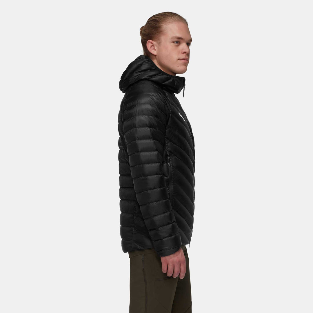 Mammut Broad Peak In Hooded Jacket Men - Black - indossata, vista laterale