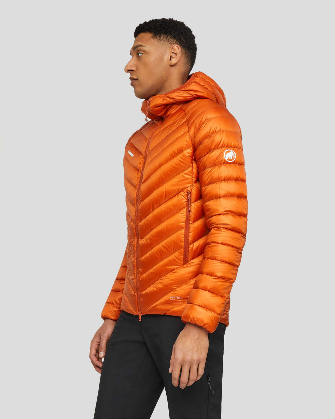 Mammut Broad Peak In Hooded Jacket Men - Autumn Larice - indossata, vista laterale