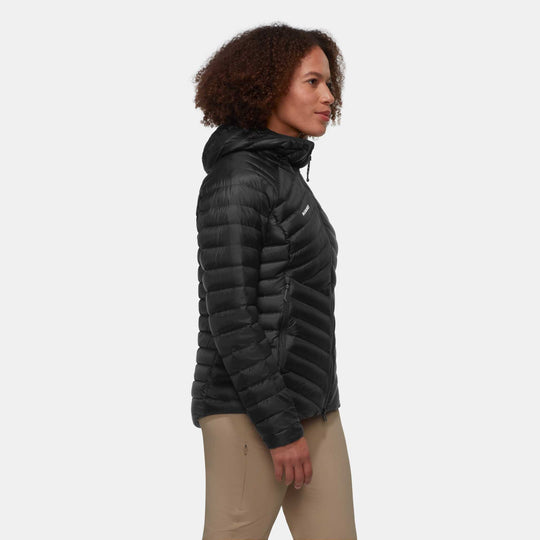 Mammut Broad Peak In Hooded Jacket Women - Black - indossata, vista laterale