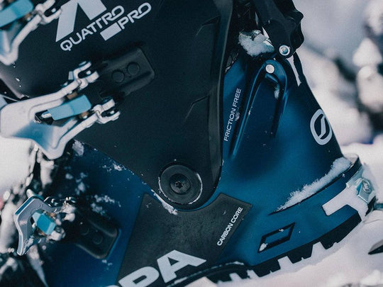 SCARPA 4-Quattro Pro Blue Pearl/Silver - Dettaglio dello scarpone Blue Pearl/Silver in ambiente innevato