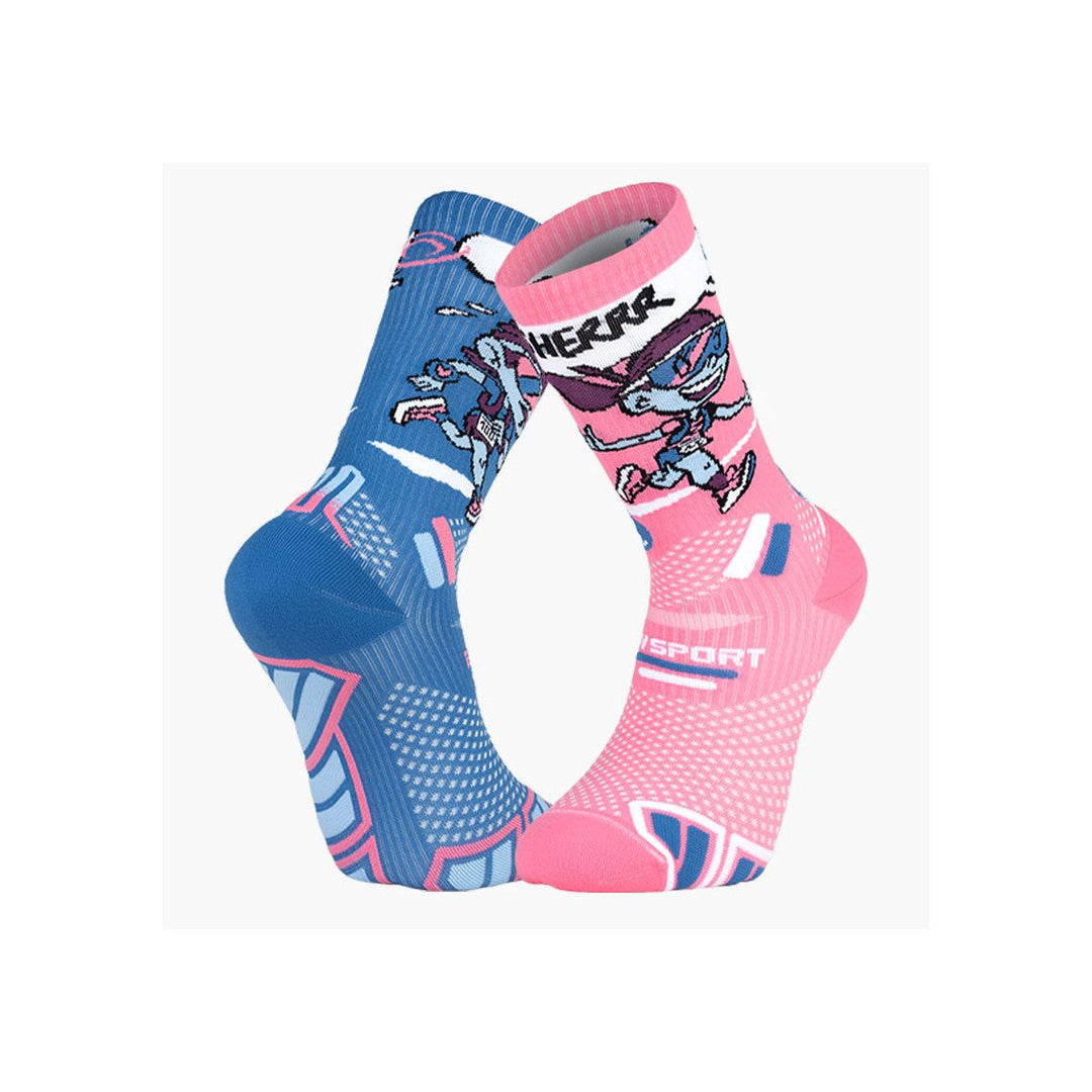 Calze BV Sport Trail Ultra Collector DBDB Finisher, coppia blu e rosa, vista frontale obliqua
