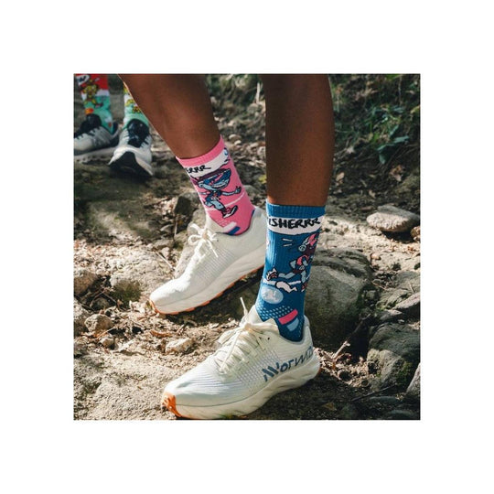 Calze BV Sport Trail Ultra Collector DBDB Finisher, coppia blu e rosa indossata sul sentiero