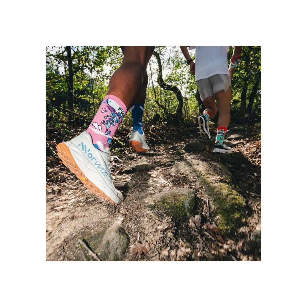 Calze BV Sport Trail Ultra Collector DBDB Finisher, coppia blu e rosa indossata durante il cammino