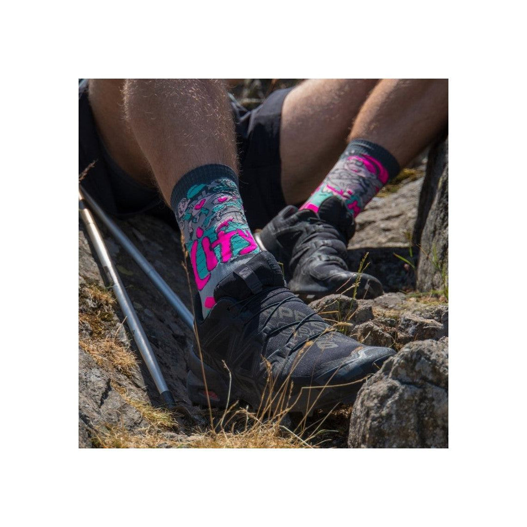 Calze BV Sport Trail Ultra Collector DBDB Ville vs Montagne, calze indossate con scarpe da trekking