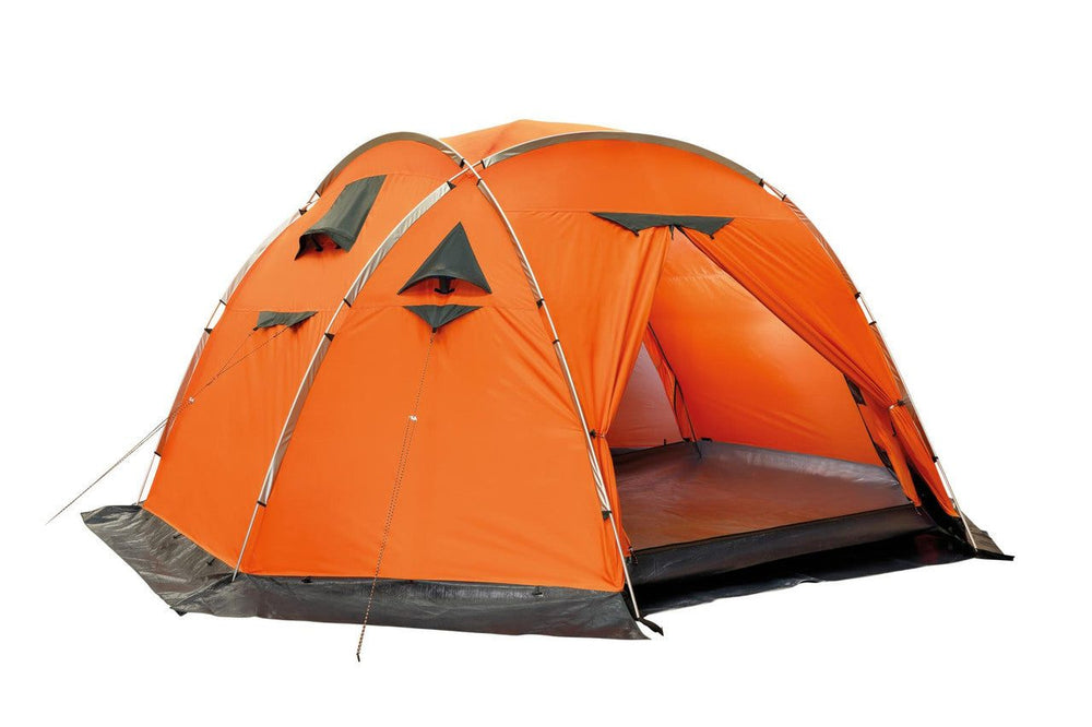 Tenda Campo Base montata su prato verde con sfondo montano