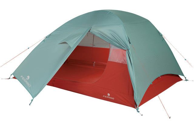 Tenda Blow 3 da campeggio montata all'aperto su prato verde