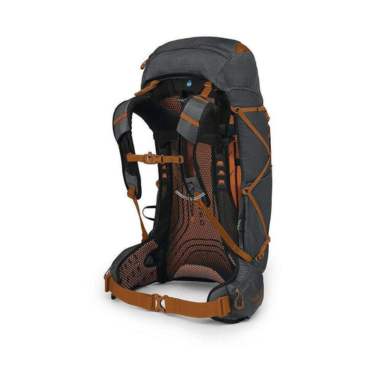 Zaino Exos 38 grigio antracite e arancione, in nylon, con schienale a rete ventilato e cinghie regolabili.