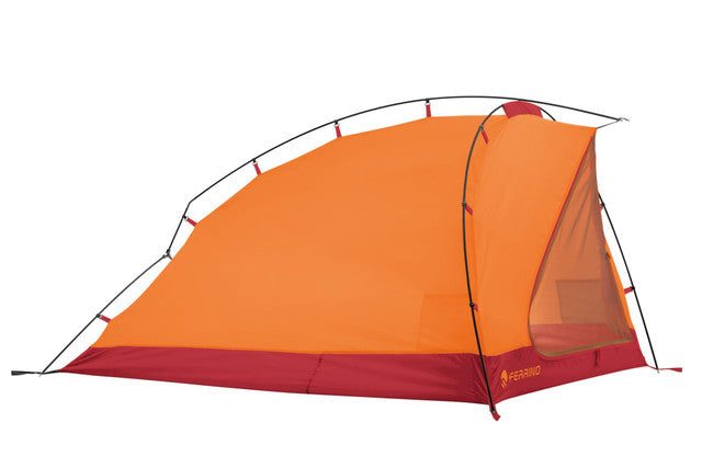 Tenda Manaslu 2 Fr montata su terreno roccioso con sfondo naturale verde
