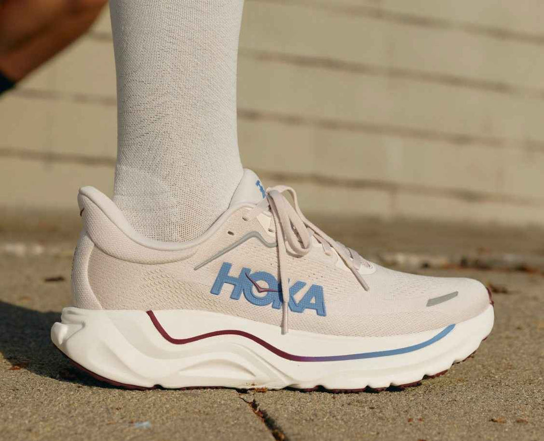HOKA Arahi 9 uomo Stucco/Grout, scarpe indossate