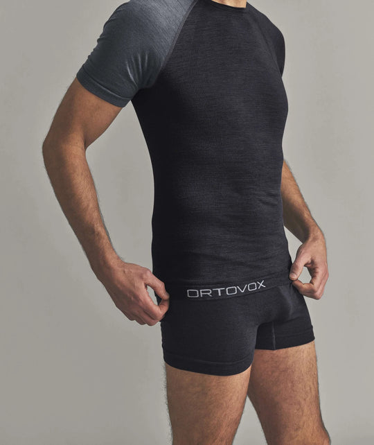 Ortovox 120 Comp Light Short Sleeve M Black Raven, vista indossata