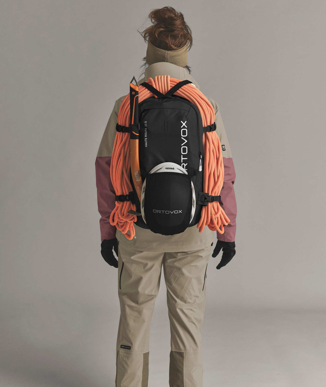 Ortovox Haute Route 30 S Black Raven, indossato con fissaggio di corda e casco