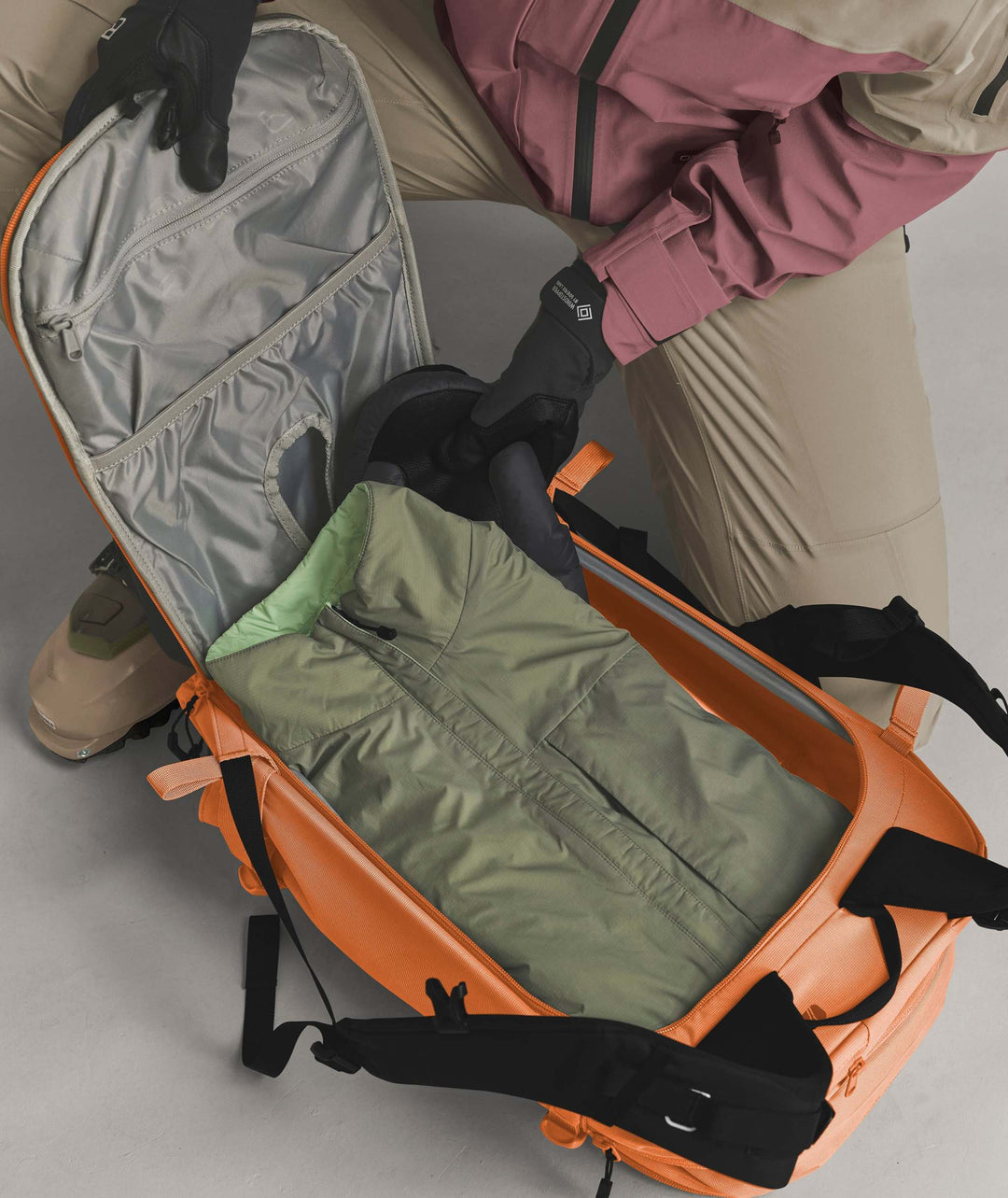 Ortovox Haute Route 30 S Faded Tangerine, comparto principale aperto con equipaggiamento