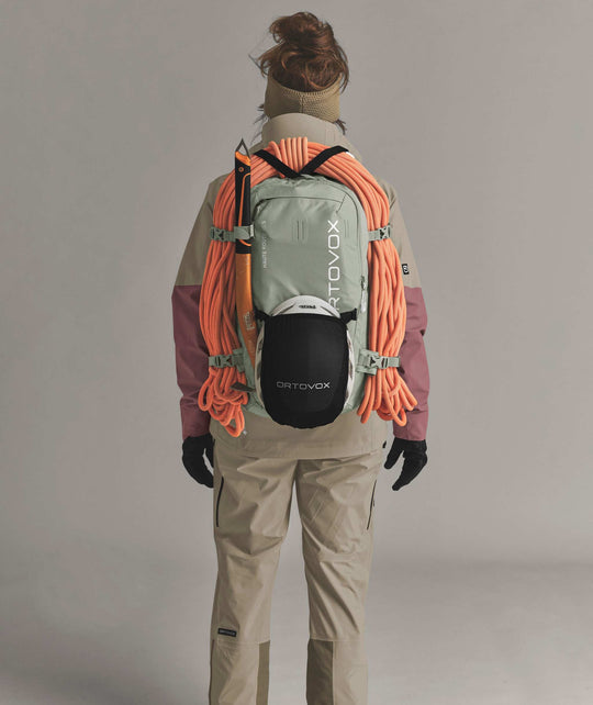 Ortovox Haute Route 30 S Green Sage, indossato con fissaggio di corda e casco