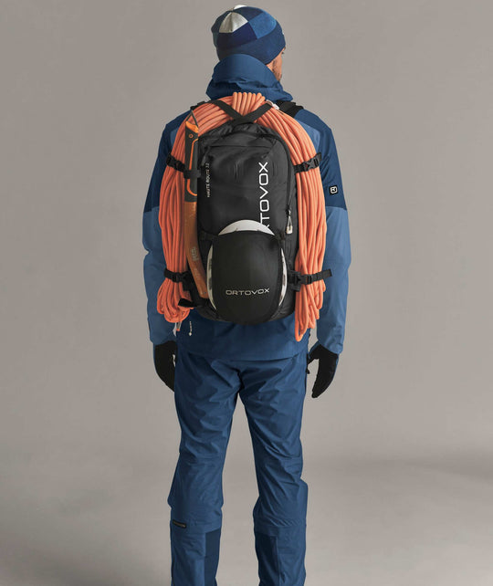 Ortovox Haute Route 32 Black Raven, indossato con fissaggio di corda e casco