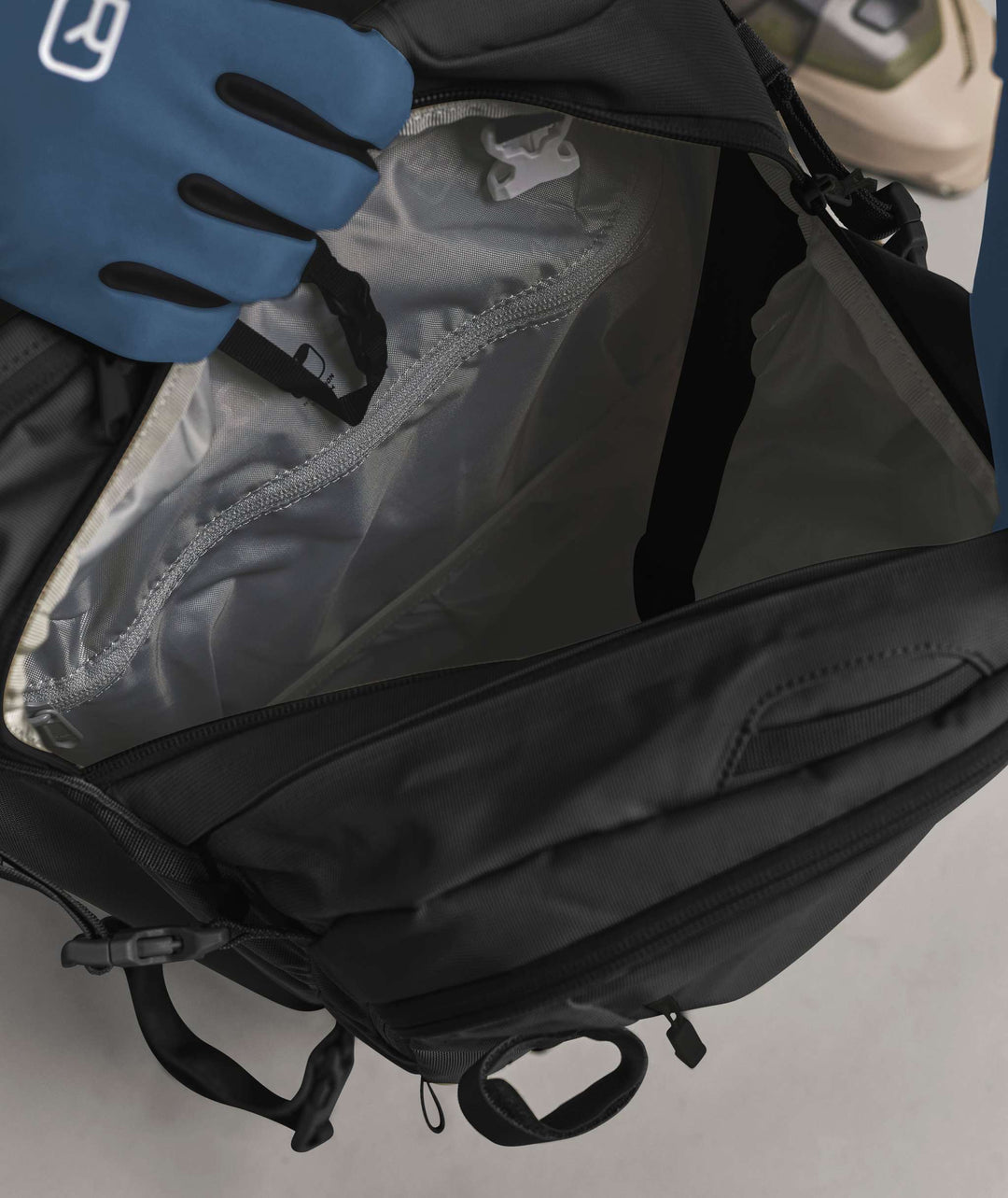 Ortovox Haute Route 32 Black Raven, accesso dorsale al comparto principale