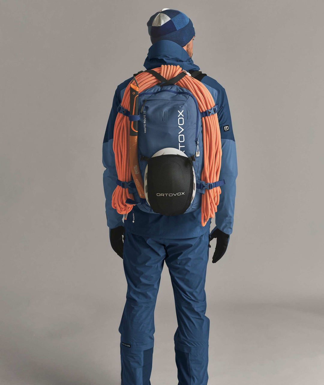 Ortovox Haute Route 32 Blue Nunatak, indossato con fissaggio di corda e casco