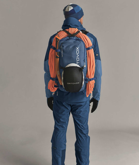 Ortovox Haute Route 32 Blue Nunatak, indossato con fissaggio di corda e casco