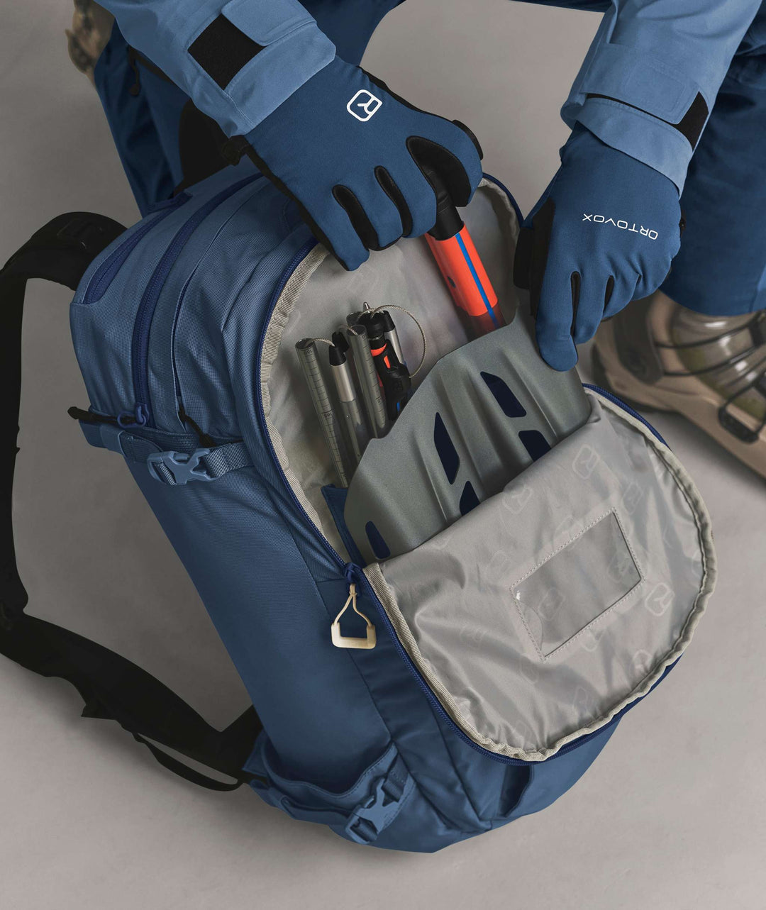 Ortovox Haute Route 32 Blue Nunatak, comparto di sicurezza aperto per pala e sonda