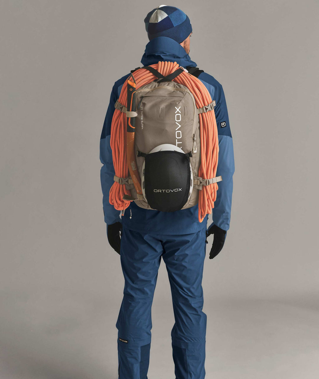 Ortovox Haute Route 32 Dark Linen, indossato con fissaggio di corda e casco