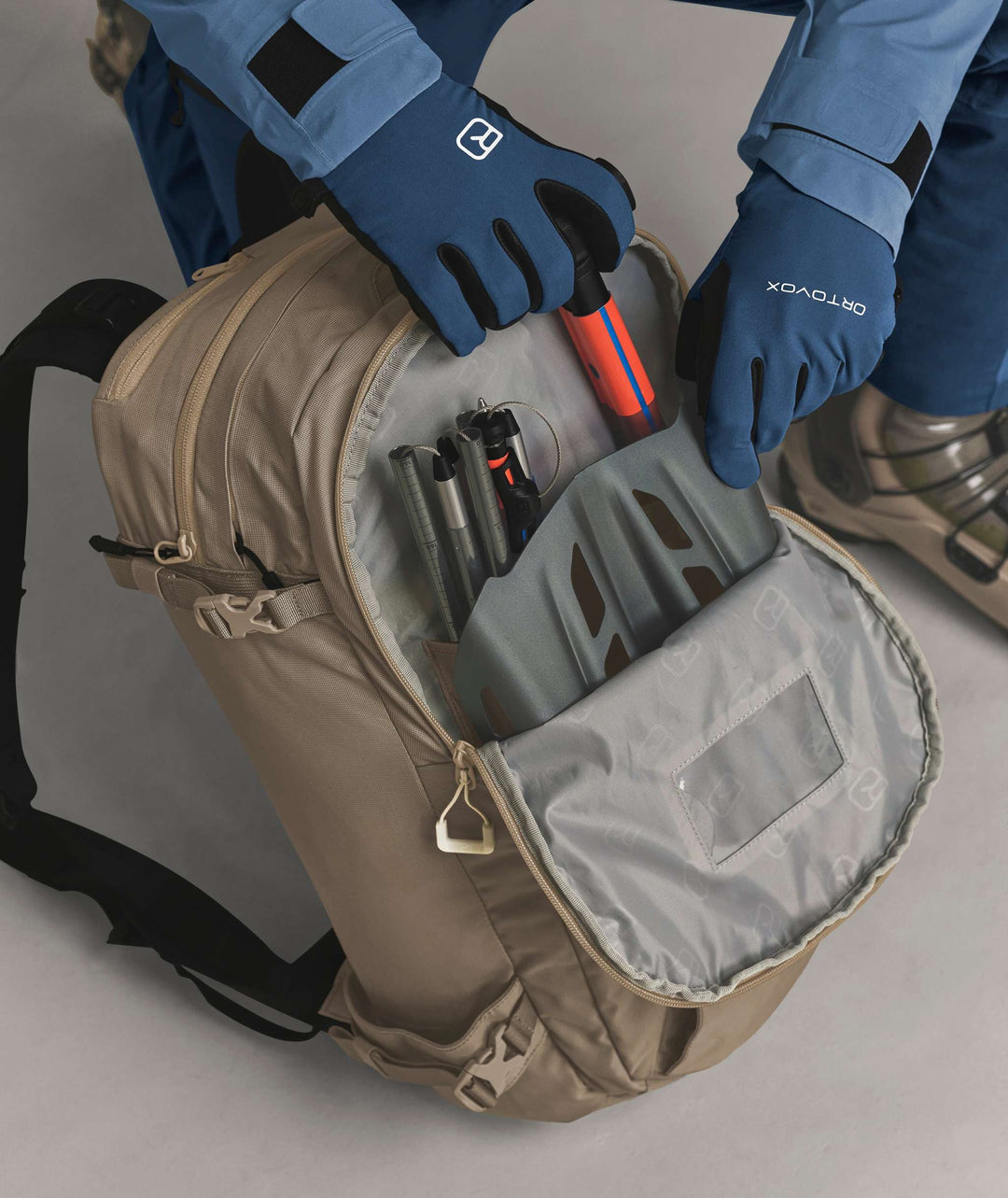 Ortovox Haute Route 32 Dark Linen, comparto di sicurezza aperto per pala e sonda
