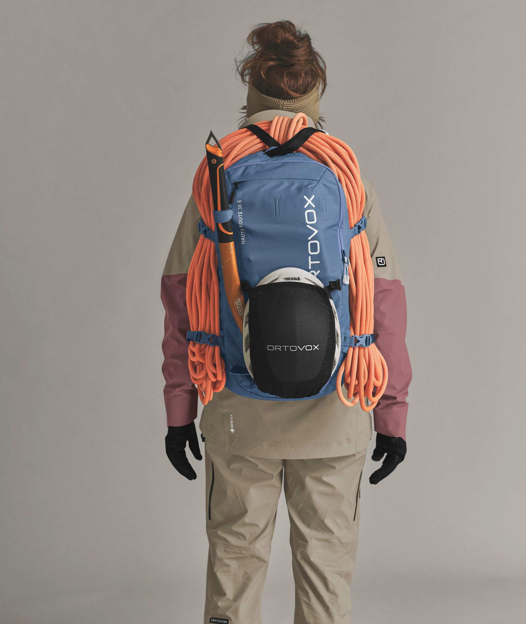 Ortovox Haute Route 38 S Blue Nunatak, indossato con fissaggio di corda e casco