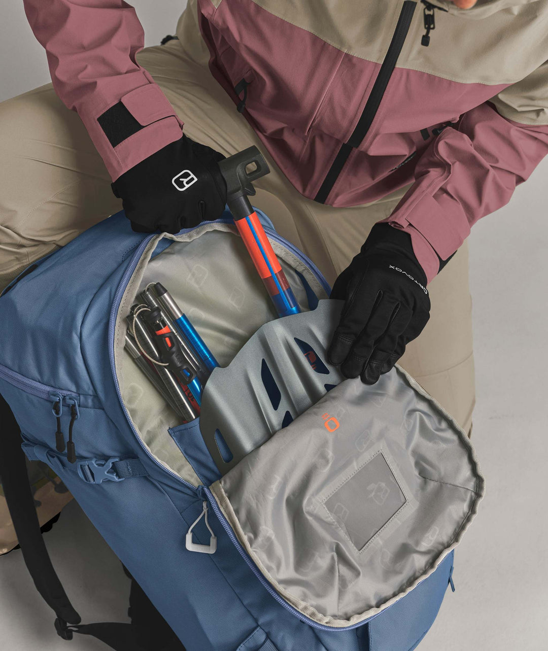 Ortovox Haute Route 38 S Blue Nunatak, comparto di sicurezza aperto per pala e sonda