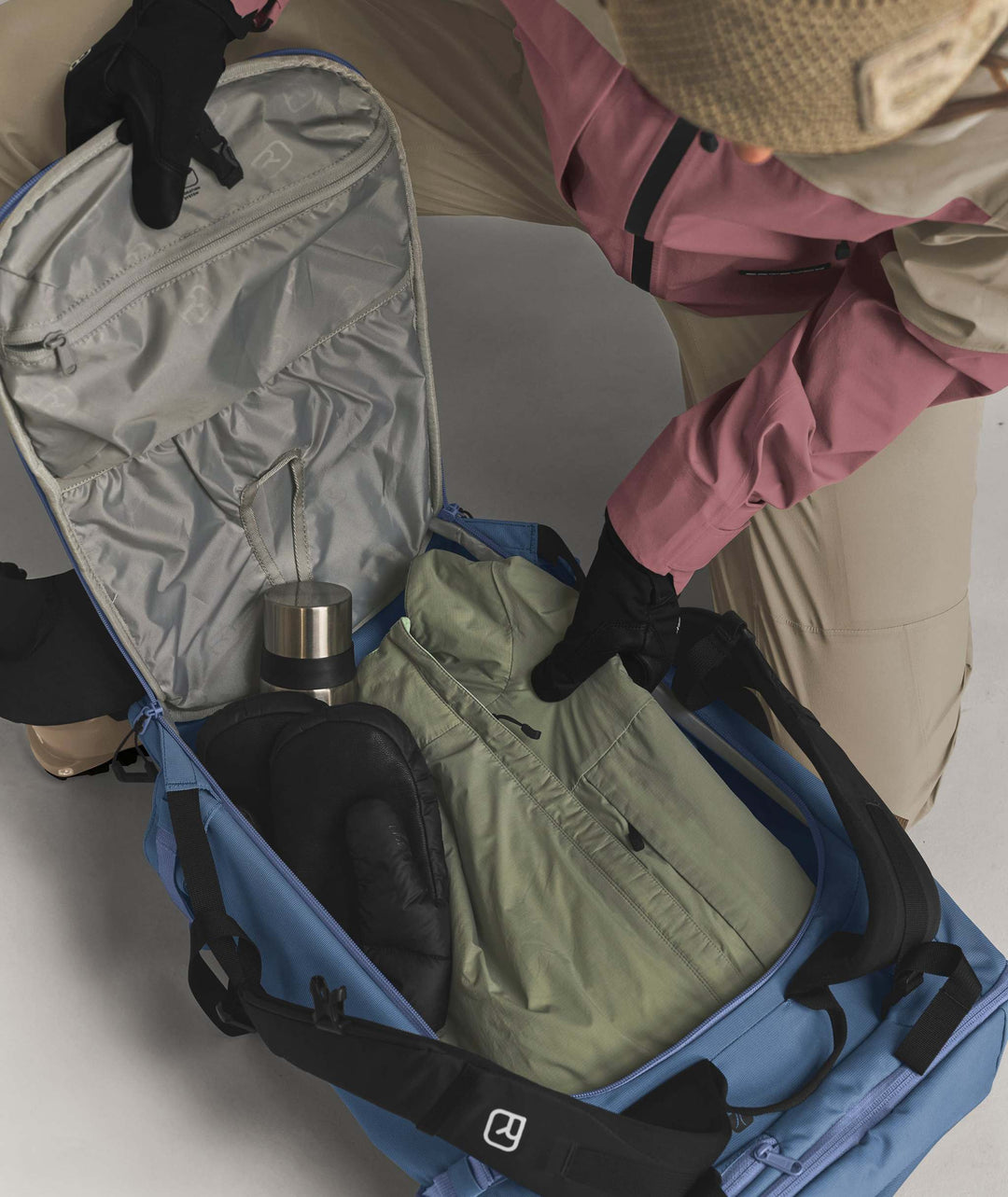 Ortovox Haute Route 38 S Blue Nunatak, comparto principale aperto con equipaggiamento