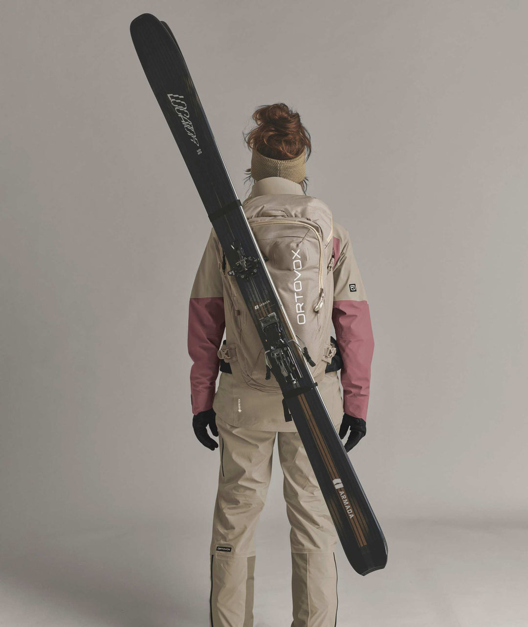 Ortovox Haute Route 38 S Dark Linen, indossato con sci fissati in diagonale