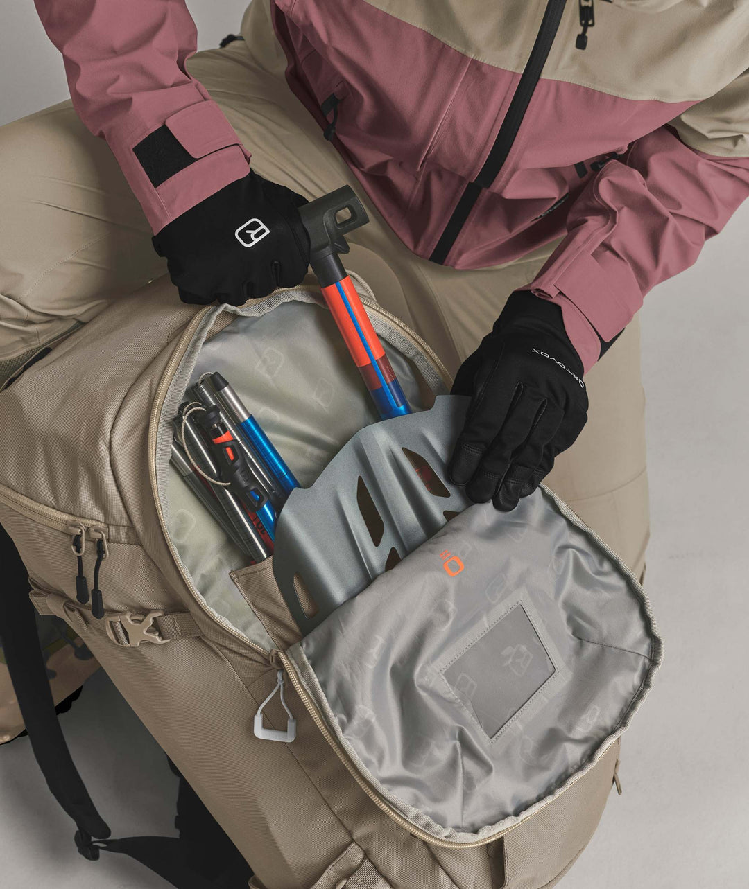Ortovox Haute Route 38 S Dark Linen, comparto di sicurezza aperto per pala e sonda