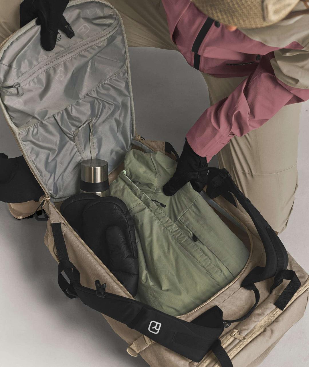 Ortovox Haute Route 38 S Dark Linen, comparto principale aperto con equipaggiamento