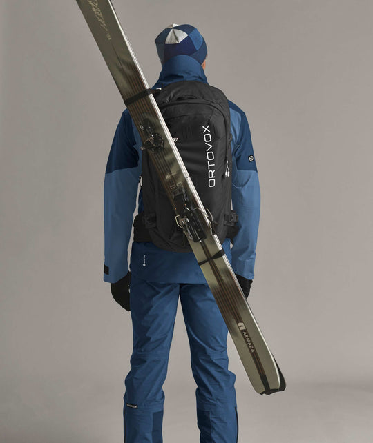 Ortovox Haute Route 40 Black Raven, indossato con sci fissati in diagonale