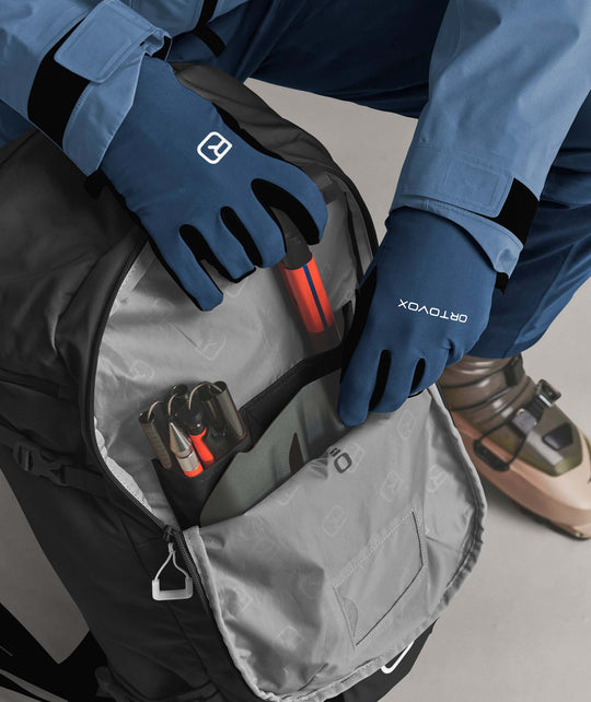 Ortovox Haute Route 40 Black Raven, comparto di sicurezza aperto per pala e sonda