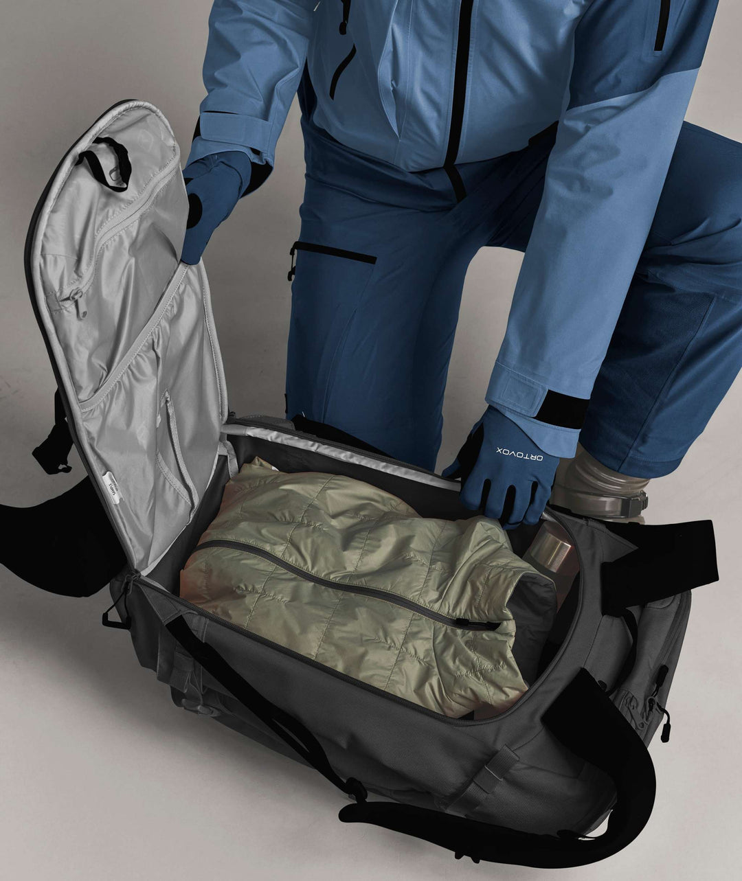Ortovox Haute Route 40 Black Raven, comparto principale aperto con equipaggiamento