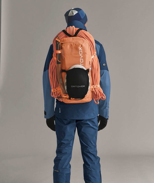 Ortovox Haute Route 40 Faded Tangerine, indossato con fissaggio di corda e casco