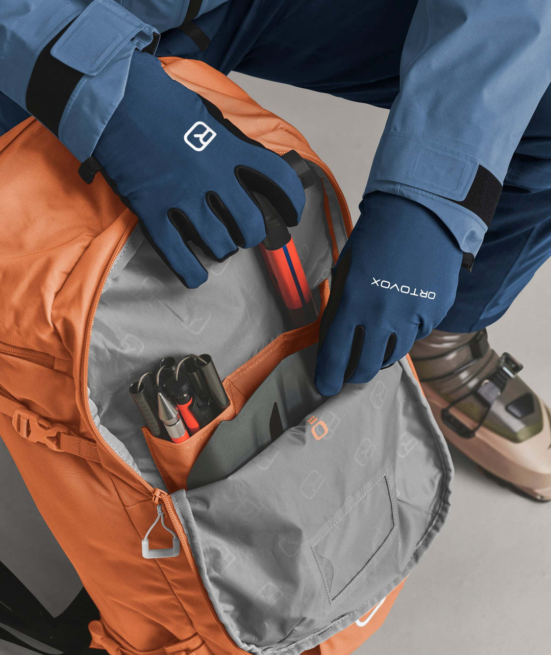 Ortovox Haute Route 40 Faded Tangerine, comparto di sicurezza aperto per pala e sonda