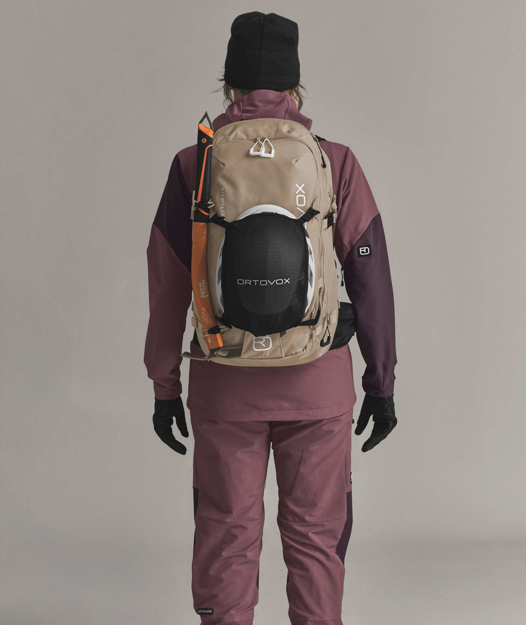Ortovox Venet Tour 28 S Dark Linen, indossato con casco fissato all’esterno