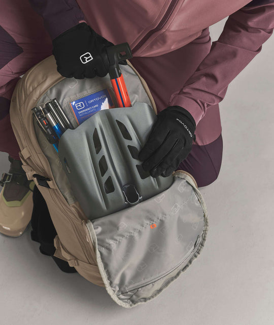 Ortovox Venet Tour 28 S Dark Linen, comparto di sicurezza aperto per pala e sonda