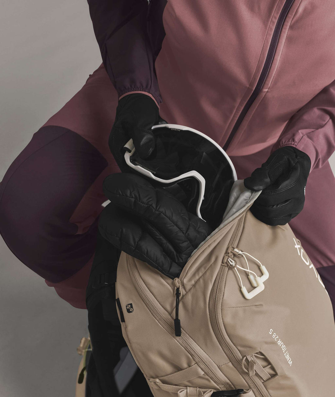 Ortovox Venet Tour 28 S Dark Linen, tasca superiore con maschera da sci