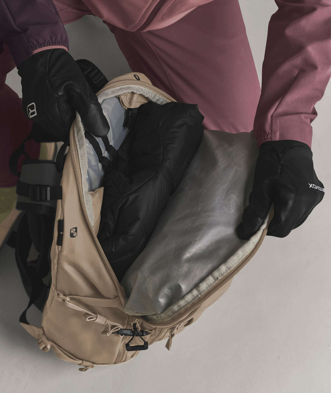 Ortovox Venet Tour 28 S Dark Linen, accesso laterale al comparto principale