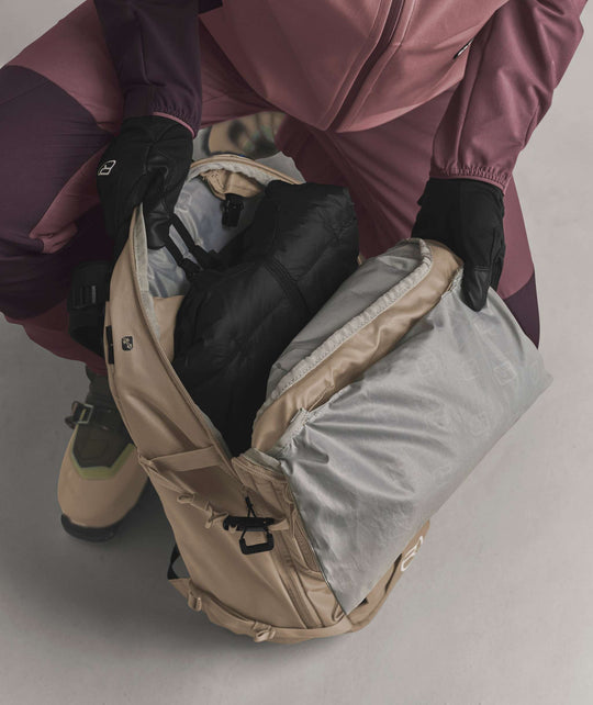 Ortovox Venet Tour 28 S Dark Linen, estrazione di un capo dal comparto principale