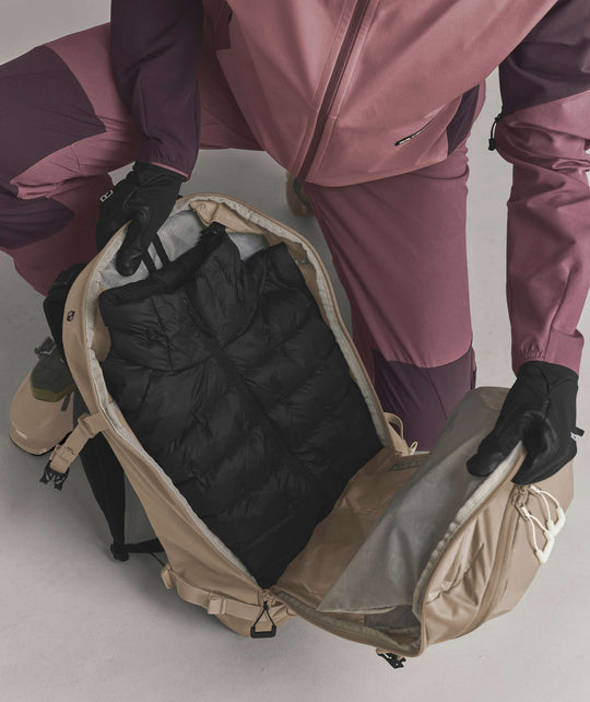 Ortovox Venet Tour 28 S Dark Linen, comparto principale aperto con equipaggiamento