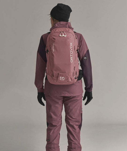 Ortovox Venet Tour 28 S Dusk Rose, indossato, vista posteriore
